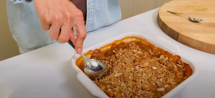 Perfect Peach Crumble to Satisfy Your Sweet Tooth