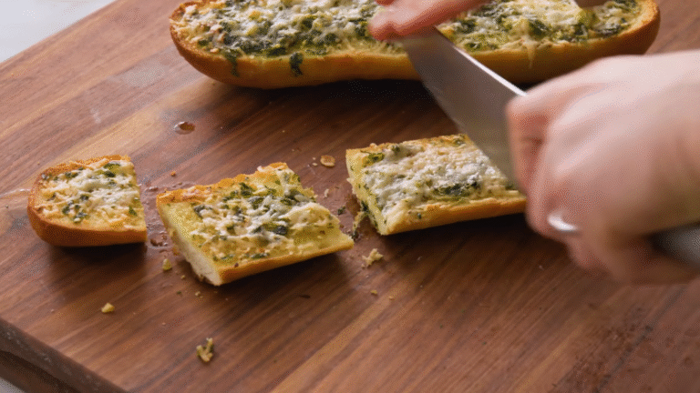 The Best Buttery Garlic Bread You’ll Ever Make – Crispy & Bursting with Flavor!